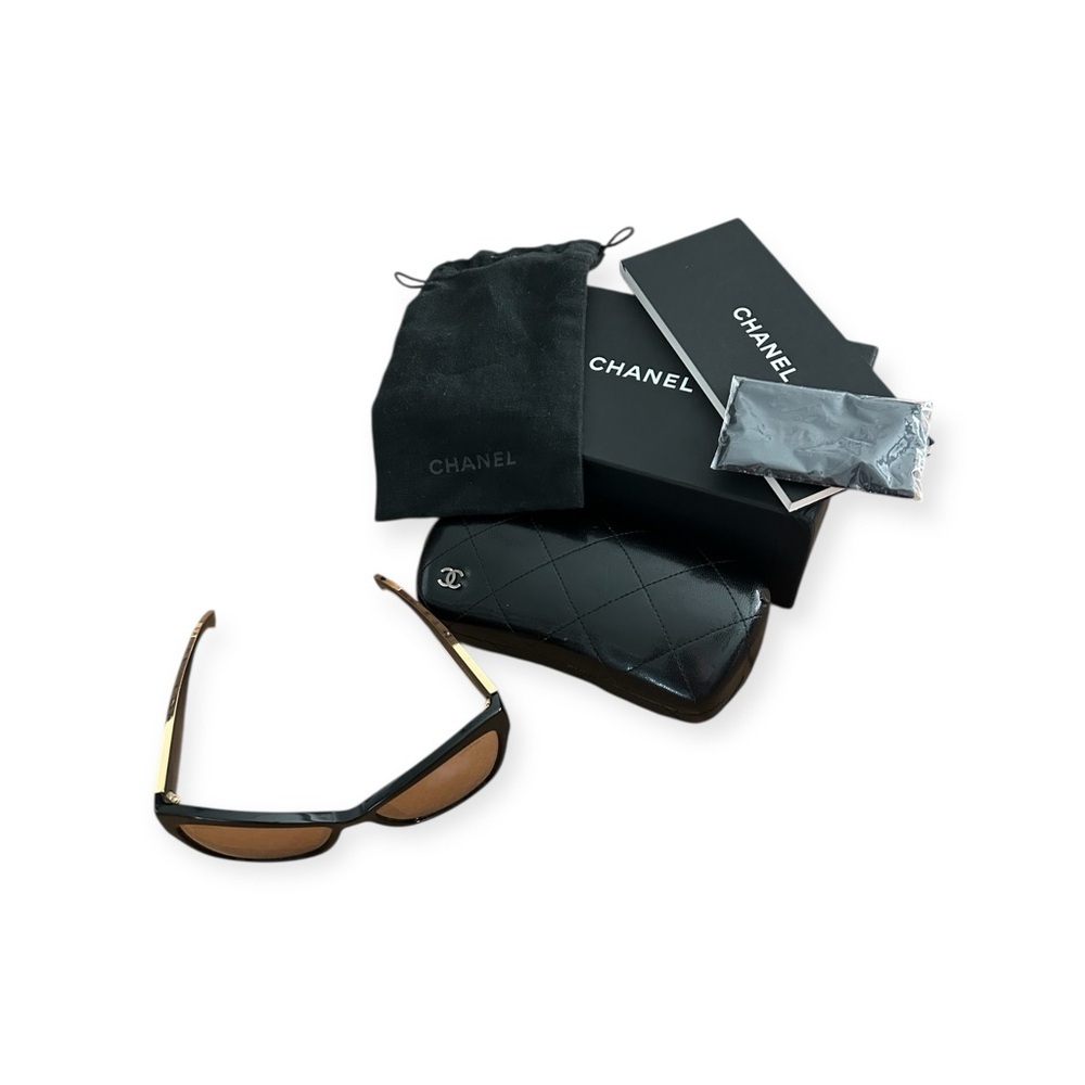 CHANEL Elegant Black and gold trim Sunglasses with accessories FLAWLESS - Picture 2 of 16